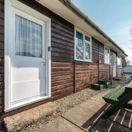 2 Bed Chalet - Sleeps 4 - River and mountain views, hotel din Strathpeffer
