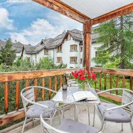 Stylish apartment with hotel spa, hotel em Lenzerheide