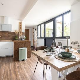 Charming house with a hot tub, hotel a Saint-Ouen