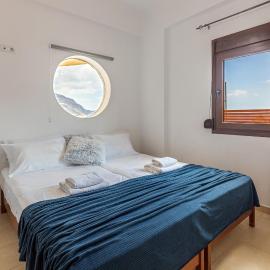 Sea View Villa Emmanuela, By IdealStay Experience، فندق في Paránimfoi