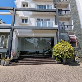 Luxury Urban Living 3BR 360Rooftop Pool & Gym, khách sạn ở Negombo
