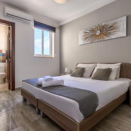 F11 Room 1, Private double room with private bathroom in shared Flat, hotel u gradu Msida