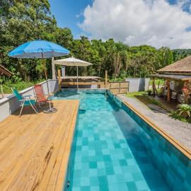 Casa Rústica com Piscina Privativa, Banheira de Hidromassagem, Ar-Condicionado, Pet friendly - Refúgio na Natureza a 5 Minutos do Centro de Imbituba, Perfeita para Famílias e Grupos