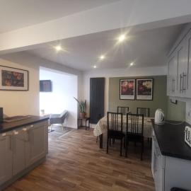 EMA, Castle Donington Pilot house contractor 4 bedrooms 7 bed house-private parking