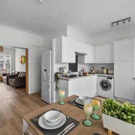 Substantial 5 bedroom townhouse with disabled access apartment, private off road parking space with EV point from 15th April 26, jaccuzi bath, Netflix and Wifi, near Argyle, boutique shops eateries and pubs, hotel in Plymouth