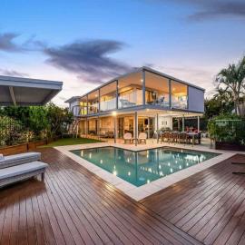 Luxury 5-Bedroom Canal-Front Retreat in Mooloolaba: Mooloolaba şehrinde bir otel