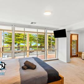 Luxury Ocean Front 3BR Home in Central Victor, hotel in Victor Harbor