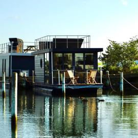Floating freedom by the Dodekalitten, hotell i Torrig