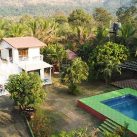 Sandy's Kinjal Farm & Tents, hotelli kohteessa Karjat