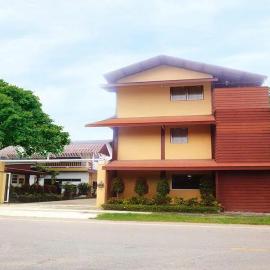 Coconut Home Resort, hotel di Damnoen Saduak