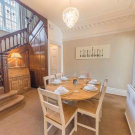 Southfield is a spacious period five bed, four bath with parking, hotel u gradu Kendal
