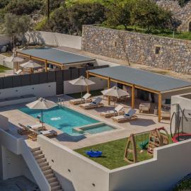 Elysian Villa 2 With Private Pool، فندق في Roumelí