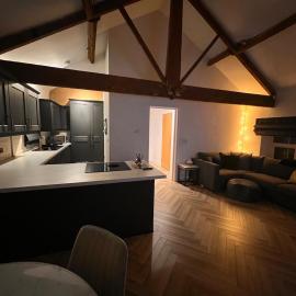 Riverside Apartment nr Peak District - Stylish 2BR