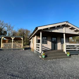 LITTLE ROCK RETREAT Log Cabin with Hot Tub, hotel din Westmeath