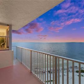 Private Balcony, Ocean View, Steps to the Beach - Sunsets & Sanddollars - Roelens, hotel in Fort Myers Beach