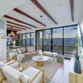Ridgetop Hideaway 12-Guest Oasis with Hot Tub & Epic Views Near Winery Tours & Trails - Pets are allowed by request, hotel a Madison