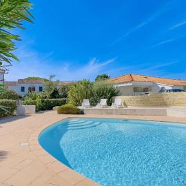Appartement en résidence avec piscine, cour privée