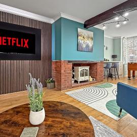 SPACIOUS STYLISH HOME, Foosball Table, FREE PARKING, Driveway, Garden & LAUNDRY ROOM, 2 DOUBLE BEDROOMS & LED Media wall