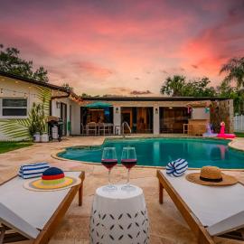 Waterfront Escape 5 Min to Beach and Heated Pool