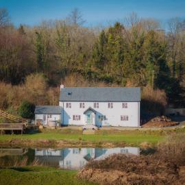 Luxury Riverside Escape in North Devon! Stunning Views, hotel in Weare Giffard