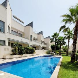 Modern Luxury Apartment with Pool & Terrace PMT01, hotel in Torrevieja
