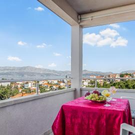 Spacious & Charming Apartment 128 m2 with Sea View, hotel v Supetare