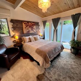 Arcata Forest Retreat Peaceful Redwood Suite 5 min to Downtown Arcata w Private Patio Fountain & Fire Pit, hotel en Arcata