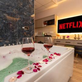 Jacuzzi & Big Screen By Buddies Home, Hotel in Greater Noida