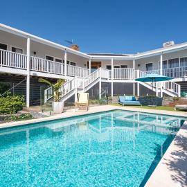 Mt Martha Coastal Retreat - Pool & Water Views