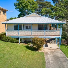 Cooinda Cottage Black Head Village, hotel in Hallidays Point