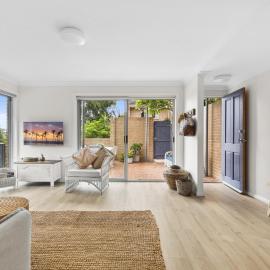 Sunny Avoca Beach Townhouse with 3BR BBQ Courtyard、アボカ・ビーチのホテル
