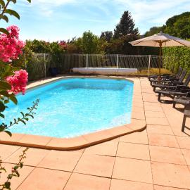 Lou Cigalou - Au Calme - Grand Jardin - Piscine Partagée - Parking - Campagne et Idéalement Situé Proche A7 et Montélimar, hotel a Sauzet