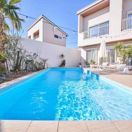 Aqua Villa with Pool, Sauna, and 100 inch 4K Projector, 5-minute walk from Fujitsu Park Sea