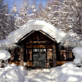A traditional Japanese house with a sunken fireplace, located near Pippu Ski Resort, hotel v destinácii Pippu