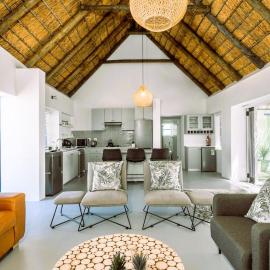 Salt and Serenity Seaside Cottage - Langezandt: Struisbaai şehrinde bir otel