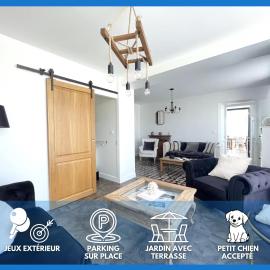 La clairiere Maison spacieuse rénovée joliment décorée tout confort 12 p 2 sdb 2 wc grand jardin clos, belle terrasse aménagée, parking privatif, ping pong baby foot proche Omaha Beach et Bayeux, chiens bienvenus