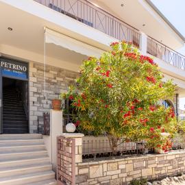 Petrino Serene Studios, מלון בקאקובטוס