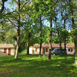 Joli Cottage Tiny en forêt au Village Vacances, hotel in Mareuil-sur-Lay