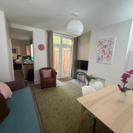 Central 2 bed flat with off street-parking
