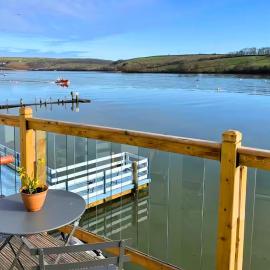 Estuary's Rest Studio Apartment at Galwad Y Mor, hotel in Cardigan