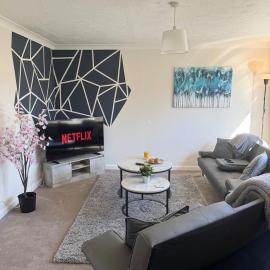 4BR Home Free Parking Long stays, hotel din Bracknell