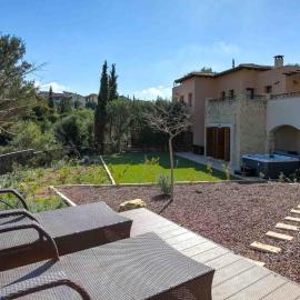 Beautiful, Modern villa IZ01 with Private Garden and Hot Tub on Aphrodite Hills, hotel u gradu 'Kouklia'