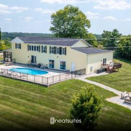 Country Lodge for 18, With Pool and Pond, Near Ark, hotell i Williamstown