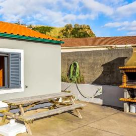 Charming house in Praia do Almoxarife with sea view.
