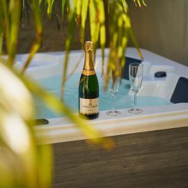 Suite de luxe avec jacuzzi privé, climatisation et emplacement idéal au cœur de Cognac, хотел в Коняк