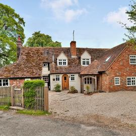 Come and Stay in our Charming Cottage, hotel in Medmenham