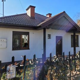 Uroczy dom na ładnym podwarszawskim osiedlu, hotel in Michałowice