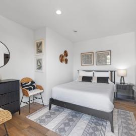 South O Bungalow 9 - Deluxe Work and Stay Queen Studio + Patio, hotel in Oceanside