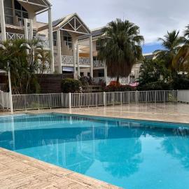 Spacieux appartement avec terrasse et piscine au Diamant, hotel in Le Diamant