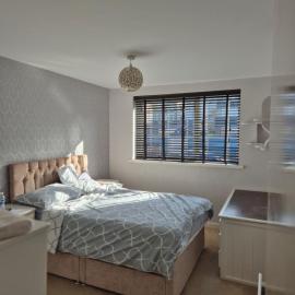 Three bedroom house with a garden, hotelli kohteessa Redhill